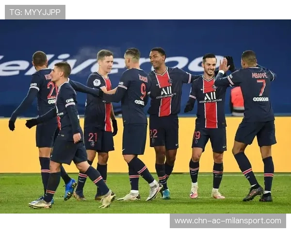 法甲巴黎后场积极推进，前锋接球立刻形成威胁