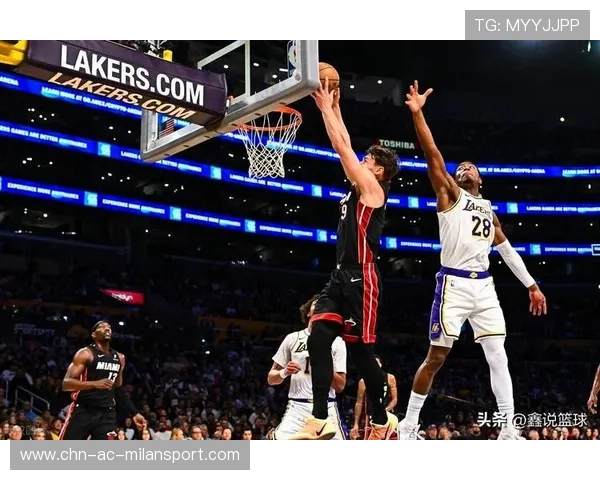 詹姆斯夜间路跑被球迷发现并鼓掌致敬 詹姆斯夜间路跑被球迷发现并鼓掌致敬