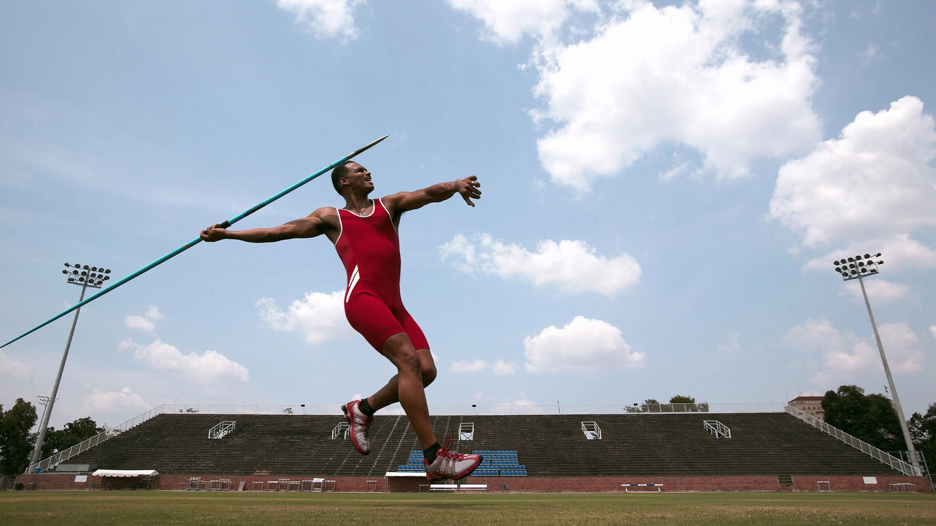 慢动作回放：比赛中的经典瞬间解析，比赛时的动作